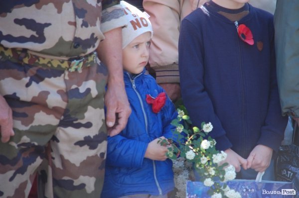 9 травня у Луцьку: квіти, сльози та молитви. ФОТО