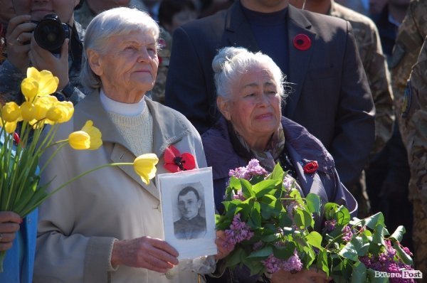 9 травня у Луцьку: квіти, сльози та молитви. ФОТО