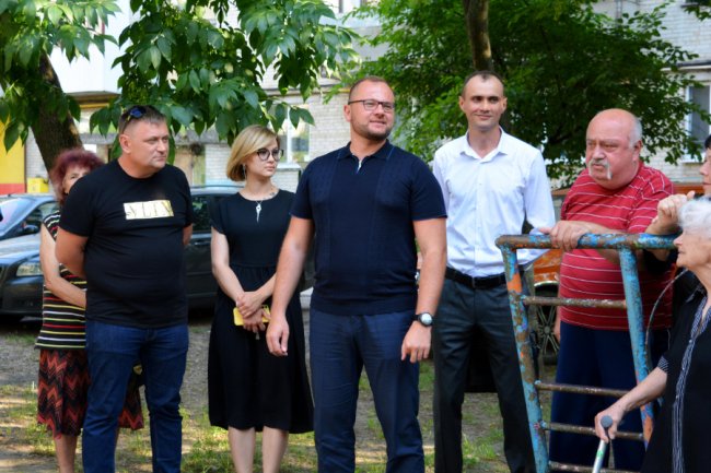 Нові паркомісця, LED-освітлення та дитячий майданчик: відремонтують один з найгірших дворів Луцька