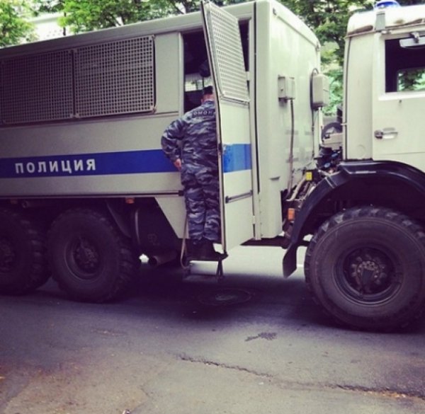 Сотні ОМОНівців не дають кримським татарам проводити мітинг. ФОТО