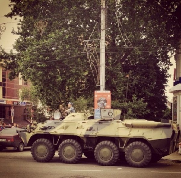 Сотні ОМОНівців не дають кримським татарам проводити мітинг. ФОТО