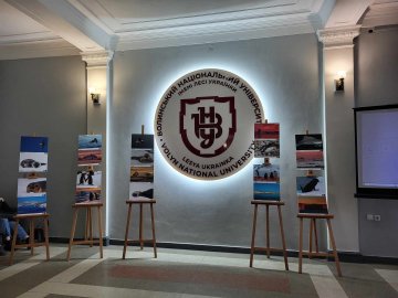 Бойові пінгвіни та збір коштів для ЗСУ: у Лесиному виші відкрилась фотовиставка полярника