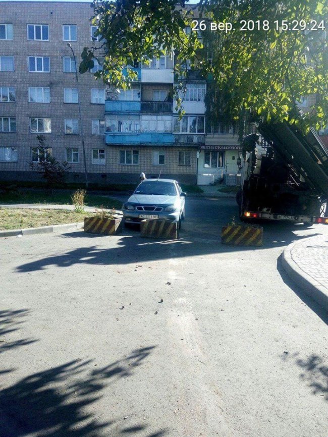 У Луцьку демонтували бетонні клумби, які перешкоджали проїзду