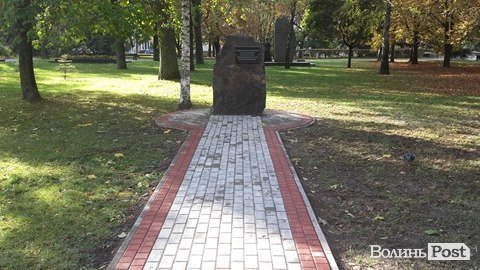 У Луцьку встановлюють нові секції стенду Героїв