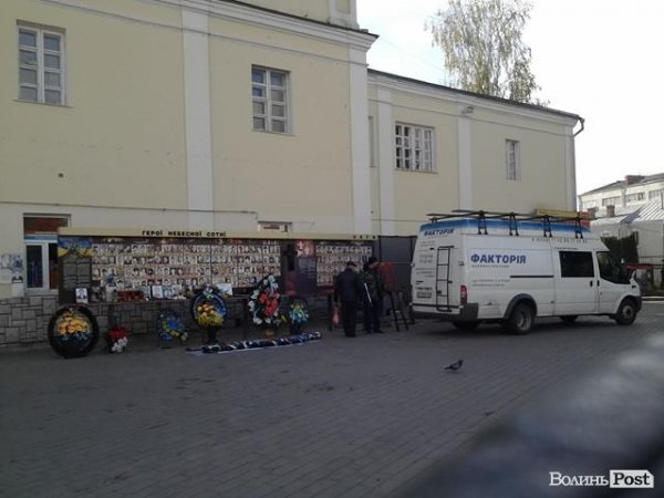 У Луцьку встановлюють нові секції стенду Героїв