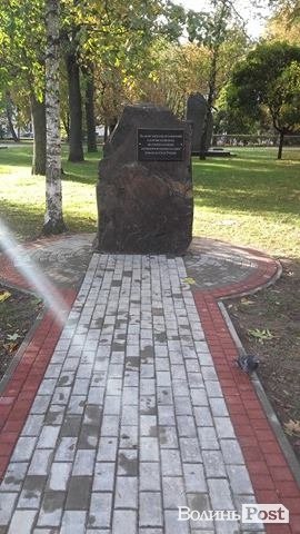 У Луцьку встановлюють нові секції стенду Героїв