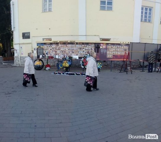 У Луцьку встановлюють нові секції стенду Героїв