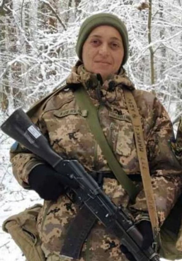 «Людина гине, а ти її все одно любиш»: війна забрала його Наталю, і Олексій садить в пам'ять про неї троянди на Волині