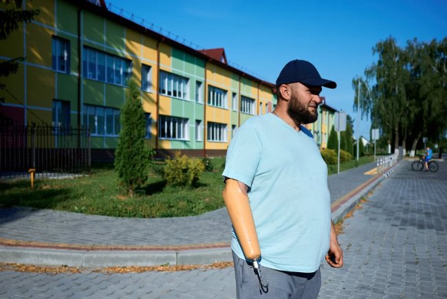 «Людина гине, а ти її все одно любиш»: війна забрала його Наталю, і Олексій садить в пам'ять про неї троянди на Волині