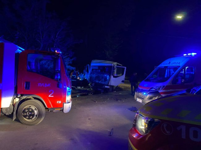 У Луцьку на Львівській автобус в'їхав у дерево: травмувались 4 пасажири