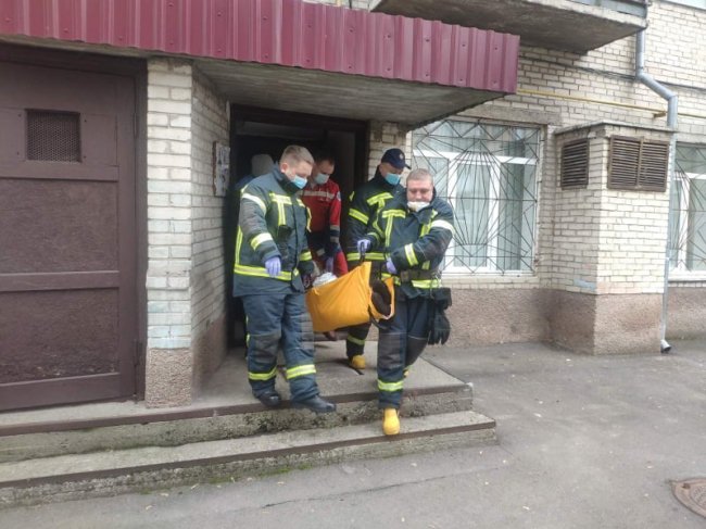 У Луцьку рятувальники допомогли медикам винести хвору жінку з квартири. ФОТО