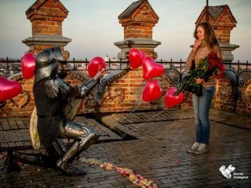 Романтичний Луцьк: пропозиція на вежі замку Любарта. ФОТО