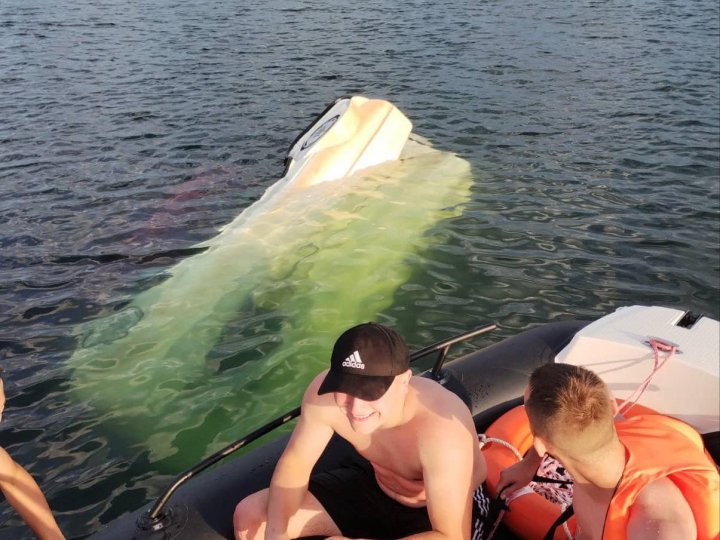 На Світязі ледве не потонув катамаран з людьми