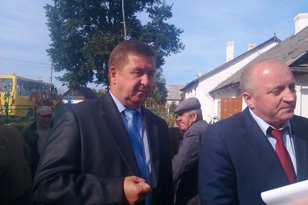 Освітній конфлікт на Волині: селяни чекають на губернатора. ВІДЕО