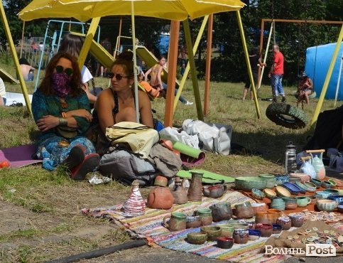 На фесті можна було купити миски, якщо хтось свою забув 