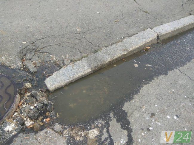 Сморід і нечистоти: на луцькому проспекті тече каналізація. ФОТО
