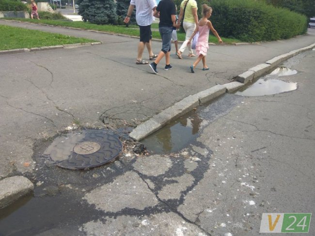 Сморід і нечистоти: на луцькому проспекті тече каналізація. ФОТО