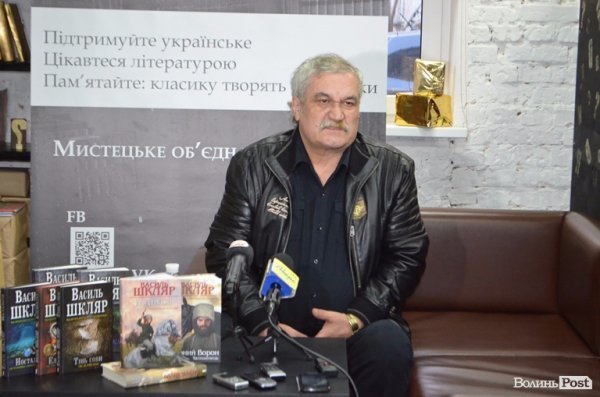 «Завдання письменника: із свічкою зайти туди, куди не заходить ніхто», - Шкляр у Луцьку. ФОТО