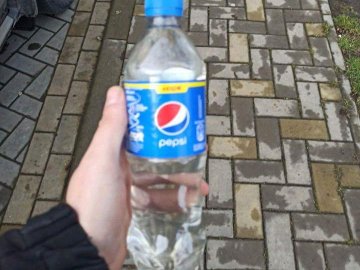 У Луцьку на «гарячому» зловили продавчиню, яка торгувала сумнівним алкоголем  