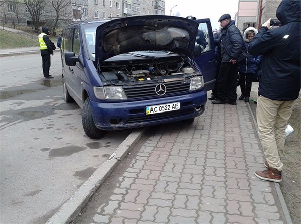 Аварія у Нововолинську: п'яний водій збив дівчину на тротуарі. ФОТО. ВІДЕО
