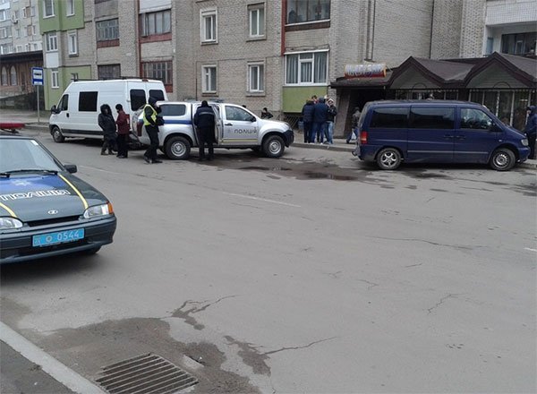 Аварія у Нововолинську: п'яний водій збив дівчину на тротуарі. ФОТО. ВІДЕО