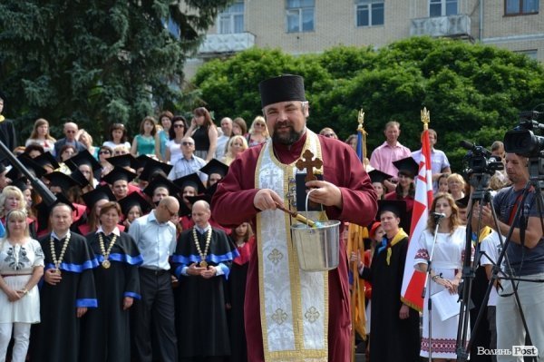 Отець Михайло окропив учасників свяченою водою