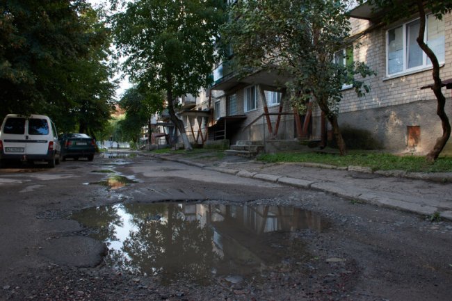 У Луцьку вирішували, як реконструювати двір, який не бачив ремонту понад 30 років. ФОТО