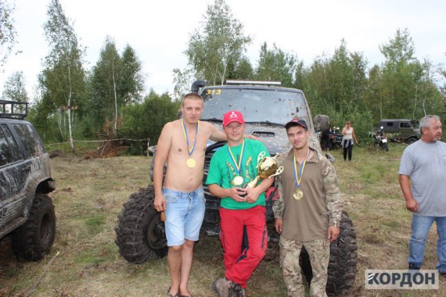 Трясовина, болото, ями: на Волині змагалися водії-екстремали. ФОТО