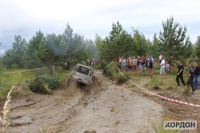 Трясовина, болото, ями: на Волині змагалися водії-екстремали. ФОТО