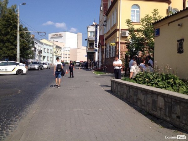 У луцькому банку виявили підозрілу коробку. ФОТО