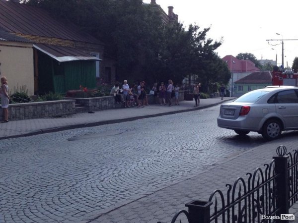 У луцькому банку виявили підозрілу коробку. ФОТО