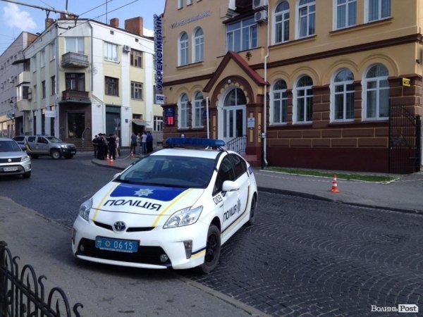 У луцькому банку виявили підозрілу коробку. ФОТО