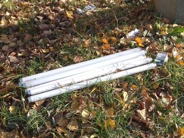 У Луцьку невідомі викинули на вулицю ртутні лампи. ФОТО