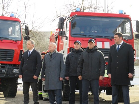 Порошенко дорогою на Волинь дарував спецтехніку рівнянам. ФОТО