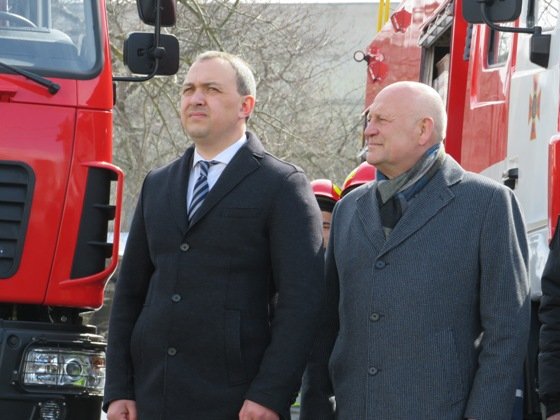 Порошенко дорогою на Волинь дарував спецтехніку рівнянам. ФОТО