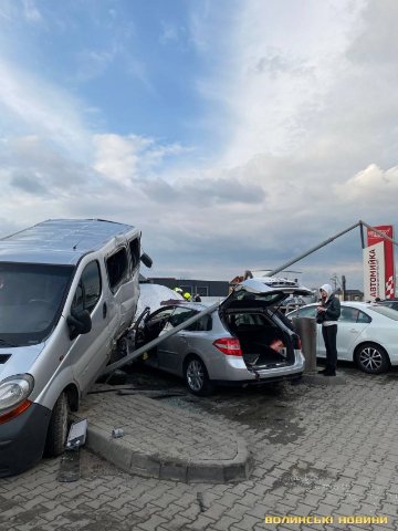 Біля Луцька – масштабна аварія: BMW влетіла у автомийку і протаранила три авто. ОНОВЛЕНО