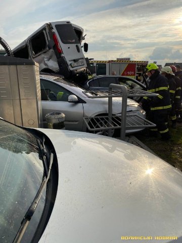 Біля Луцька – масштабна аварія: BMW влетіла у автомийку і протаранила три авто. ОНОВЛЕНО