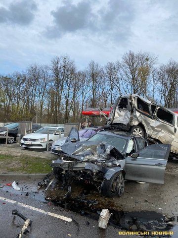 Біля Луцька – масштабна аварія: BMW влетіла у автомийку і протаранила три авто. ОНОВЛЕНО