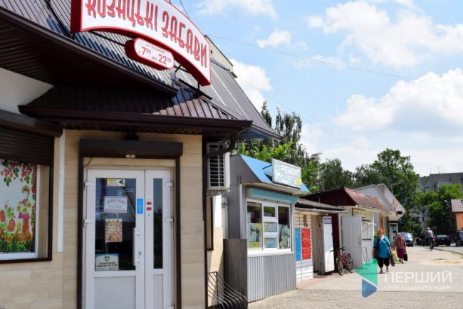 Поруч є й інші торгові заклади та послуги, наприклад, ремонт одягу…