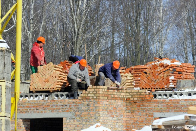 Cонячний фотозвіт з будмайданчика «Caramel Residence» у Луцьку*
