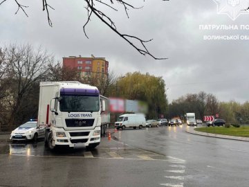 У Луцьку вантажівка наїхала на Mitsubishi