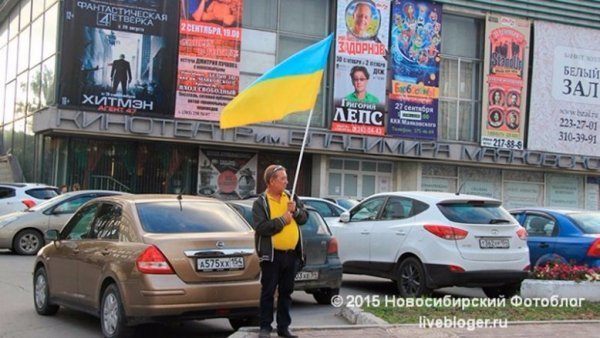 Росіяни провели агітаційні акції з українськими прапорами. ФОТО