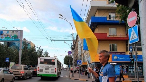 Росіяни провели агітаційні акції з українськими прапорами. ФОТО