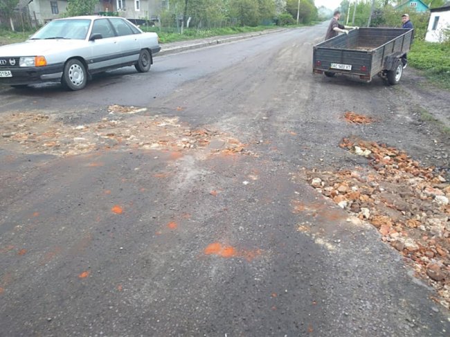 У містечку на Волині люди замощують ями на дорозі, хто чим може. ФОТО