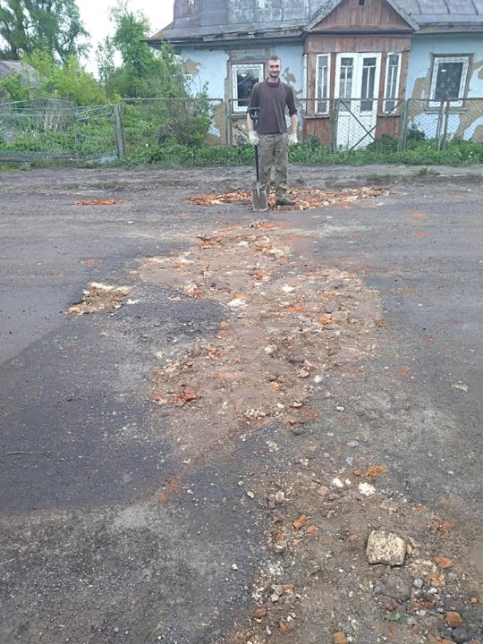 У містечку на Волині люди замощують ями на дорозі, хто чим може. ФОТО