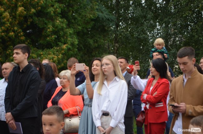 Як у луцькій школі №1 відзначали свято першого дзвоника. ФОТО 