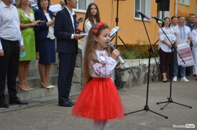 Як у луцькій школі №1 відзначали свято першого дзвоника. ФОТО 