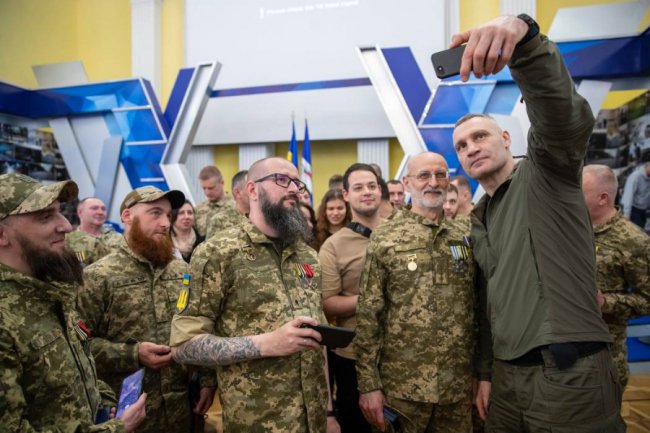 Віталій Кличко нагородив бійців 23 батальйону, які звільняли Київську область