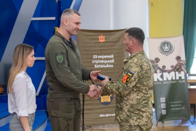 Віталій Кличко нагородив бійців 23 батальйону, які звільняли Київську область