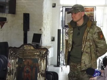 Волинянин під обстрілами рятував ікони зі зруйнованого храму біля Авдіївки. ВІДЕО
